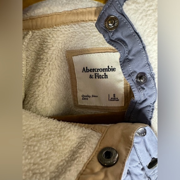 Abercrombie & Fitch Asymmetrical Snap Up Quilted Fleece Sweatshirt - Picture 5 of 7